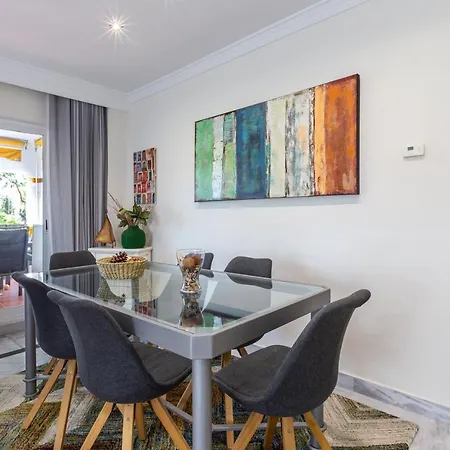 Banus Holidays Apartment *